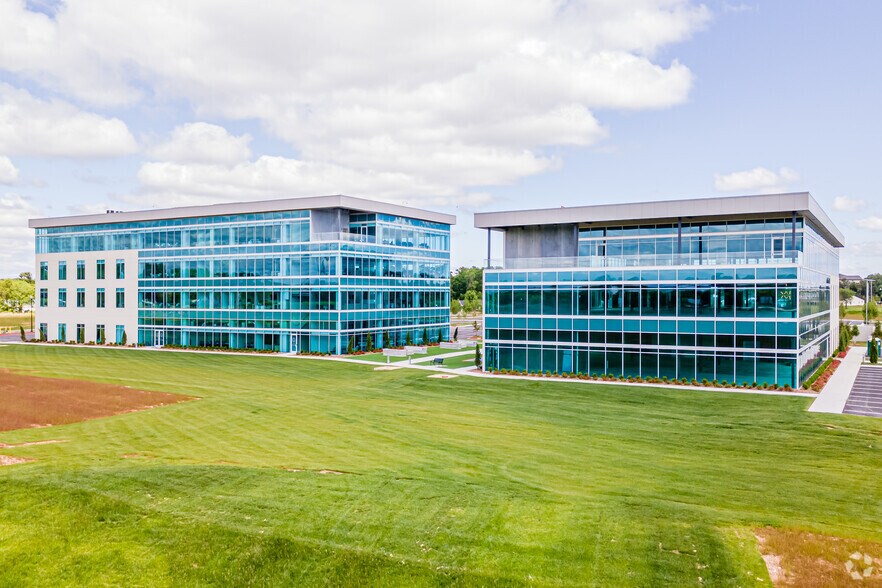 More Photos Of 2600 NE 11th St, Bentonville Office For Lease