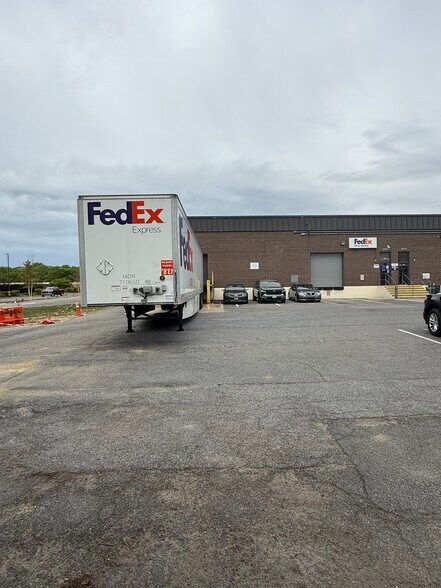 More Photos Of 44 Industrial Park Dr, Waldorf Warehouse For Lease