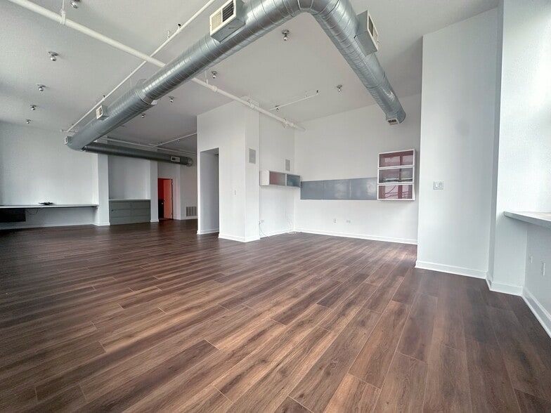 More Photos Of 824 W Superior St, Chicago Office Residential For Sale