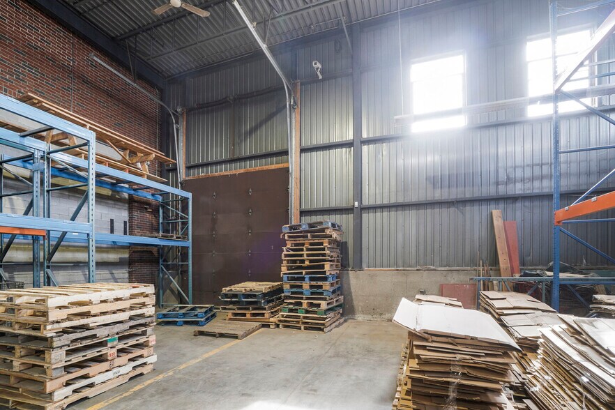 More Photos Of 1280 Boul Jules-Poitras, Montréal Warehouse For Lease