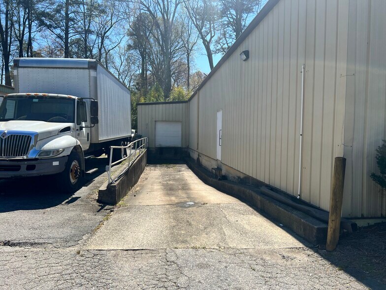 More Photos Of 413 W Chatham St, Cary Flex For Lease
