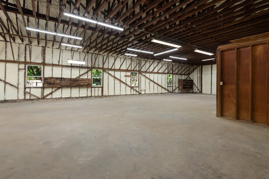 More Photos Of 816 E Main St, Whitesboro Warehouse For Lease
