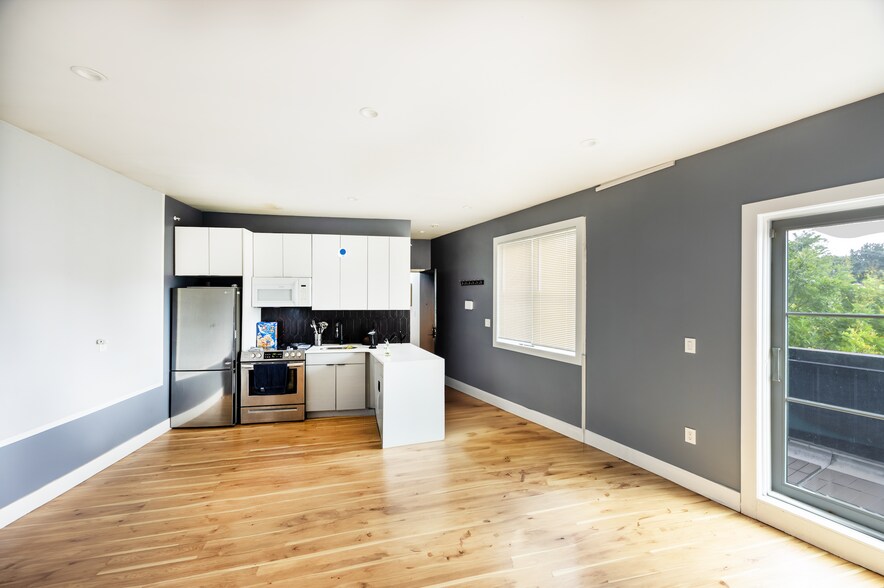 More Photos Of 3329 Astoria Blvd, Astoria General Retail For Sale