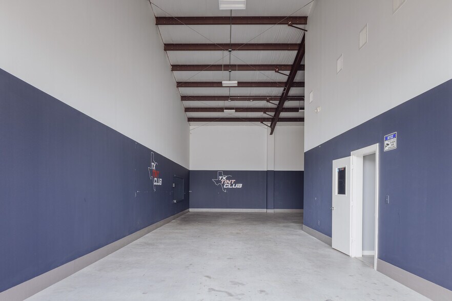 More Photos Of 8990 Parkwest Dr, Houston Showroom For Lease
