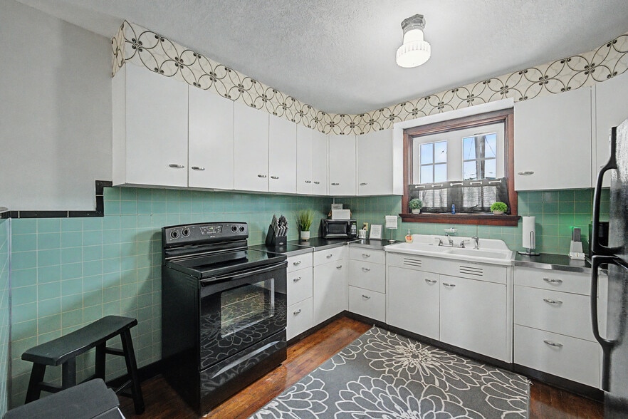 More Photos Of 806 12th St, Belle Plaine Storefront Retail Residential For Sale