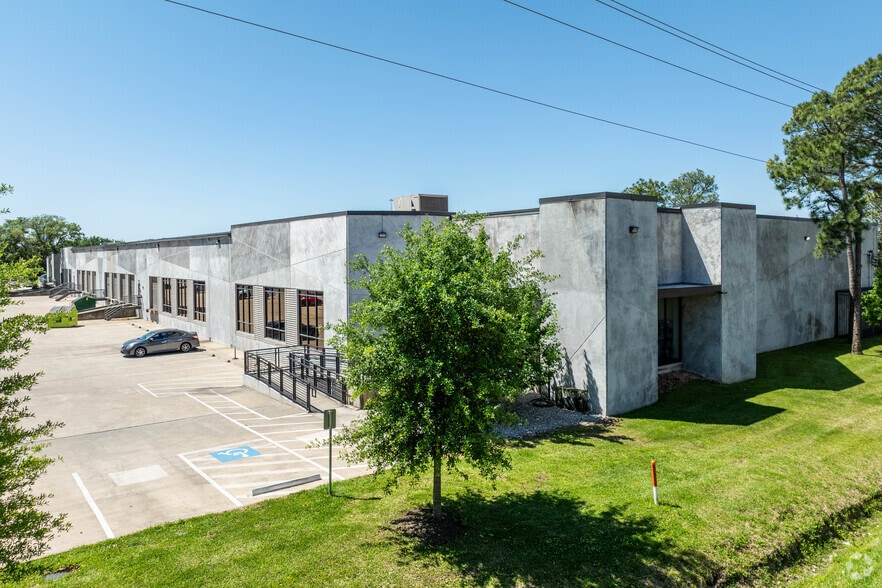 More Photos Of 600-650 W 6th St, Houston Warehouse For Lease