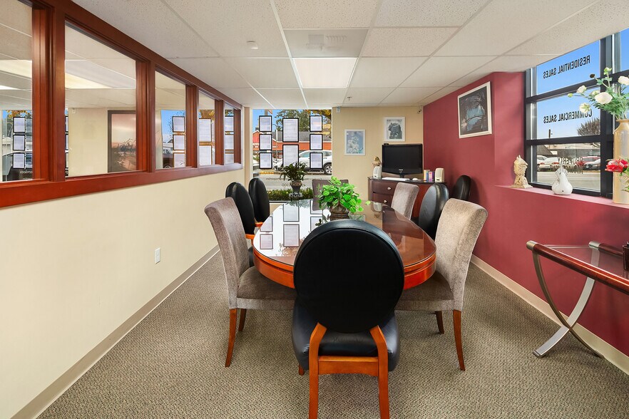 More Photos Of 504 Holly Dr, Edmonds Office For Sale