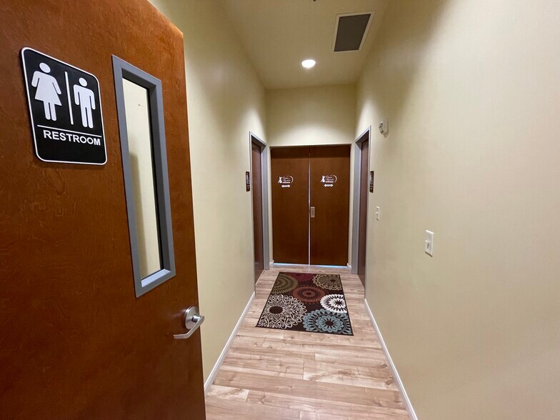 More Photos Of 1505 Airport Rd, Rockwall Flex For Lease