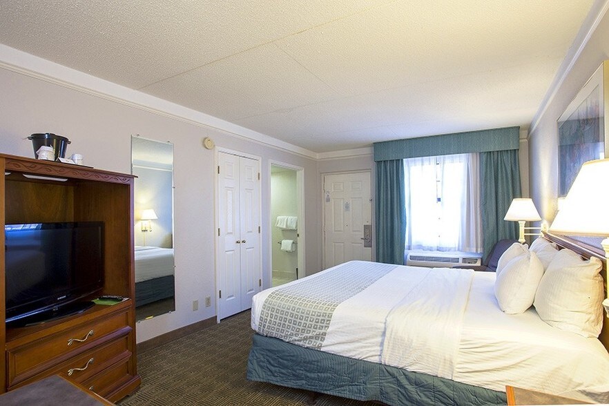 More Photos Of 5201 N State Line Ave, Texarkana Hotel For Sale