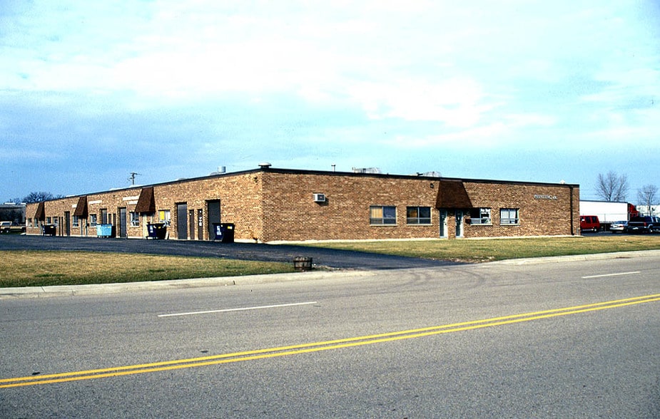 More Photos Of 888 Tower Rd, Mundelein Warehouse For Lease