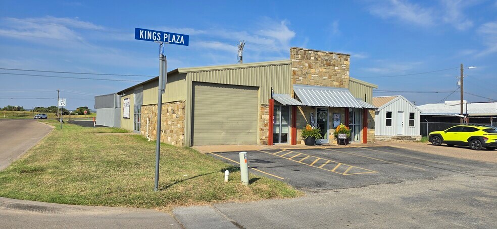 More Photos Of 206 Kings Plz, Granbury Freestanding For Sale