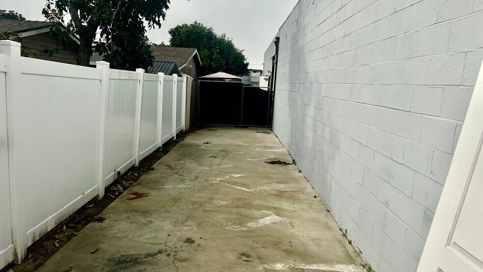 More Photos Of 1618 W 5th St, Santa Ana Showroom For Lease
