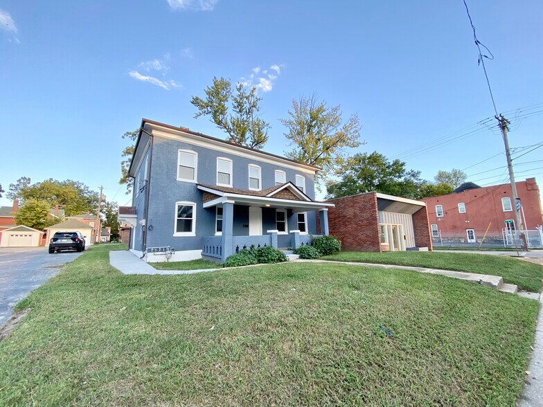 More Photos Of 302 N High St, Belleville Freestanding For Sale