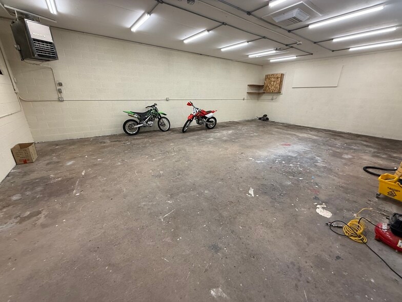 More Photos Of 4650 S Garden Ln, Englewood Warehouse For Lease