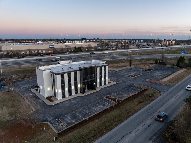 More Photos Of 3103 SE Moberly Ln, Bentonville Office For Lease