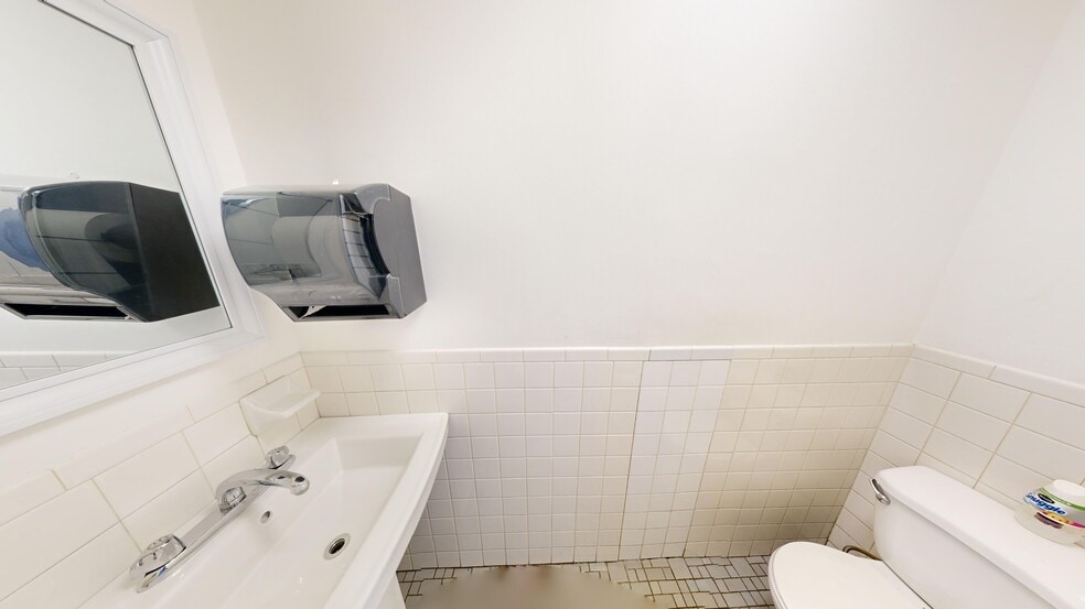 More Photos Of 194 Nassau Ave, Brooklyn Storefront Retail Office For Lease