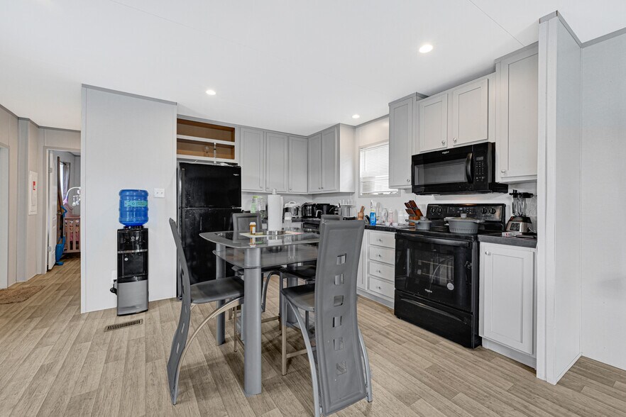 More Photos Of 8502 C E King Pky, Houston Apartments For Sale