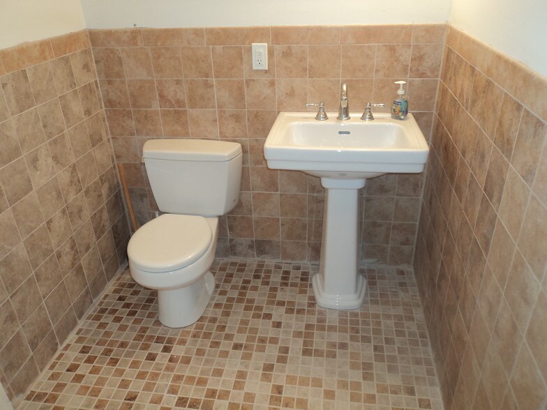 More Photos Of 6 Summitt St, Ivoryton Storefront Retail Residential For Sale