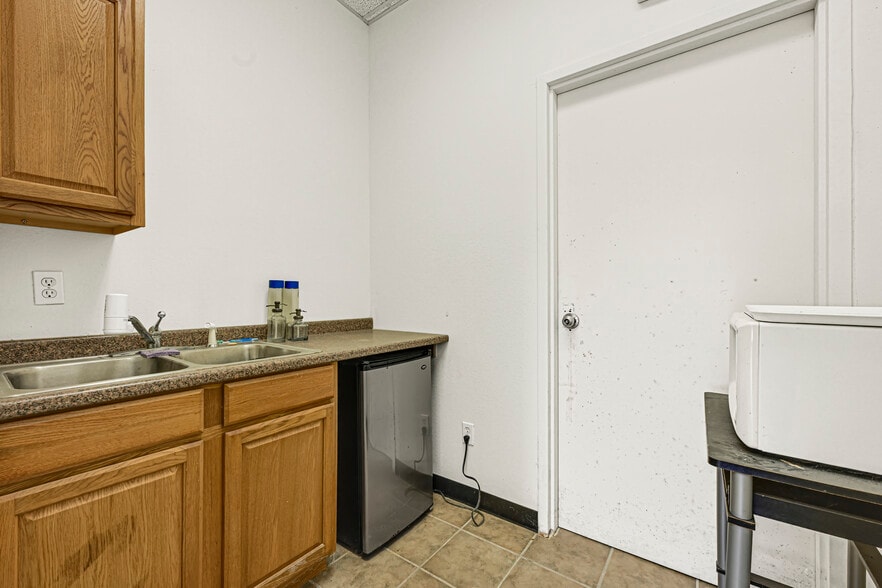 More Photos Of 5912 E FM-517, Dickinson Warehouse For Lease