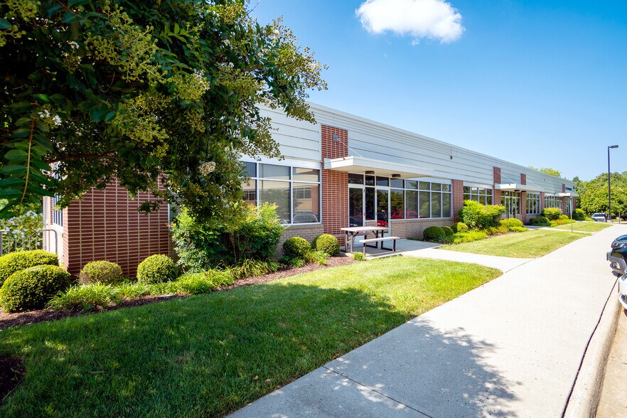 More Photos Of 915 Maple Grove Dr, Fredericksburg Office For Lease