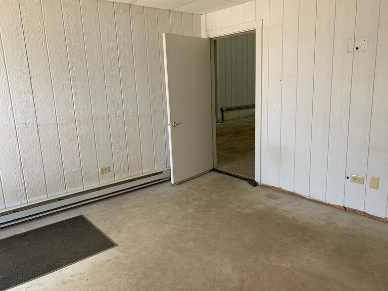 More Photos Of 106 Beaver St, Yorkville Warehouse For Lease