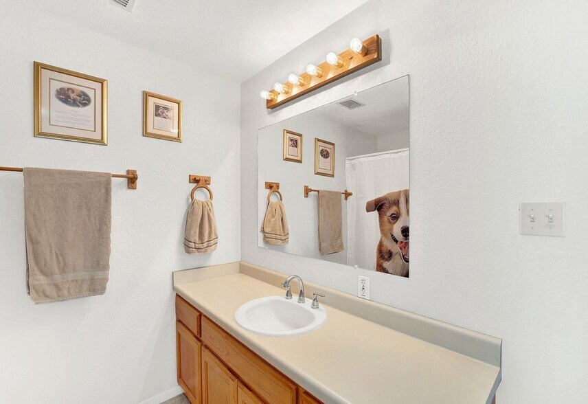 More Photos Of 389 Interstate 35 S, Devine Unknown For Lease