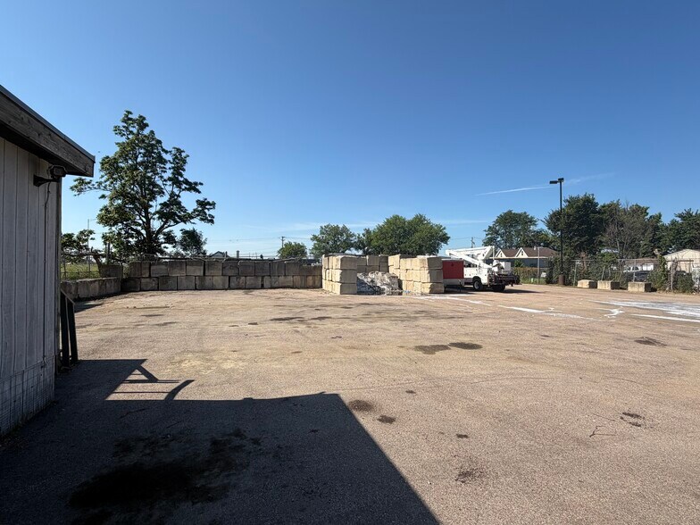 More Photos Of 2029 W North Ave, West Chicago Warehouse For Lease