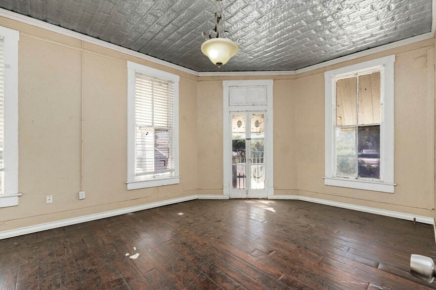 More Photos Of 1720 S Presa St, San Antonio Freestanding For Sale