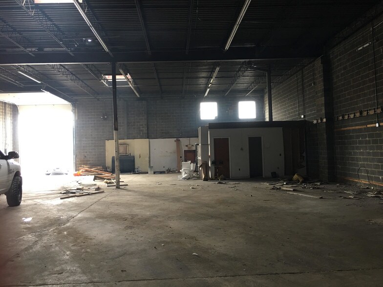 More Photos Of 5200-5300 Minnick Rd, Laurel Light Distribution For Lease