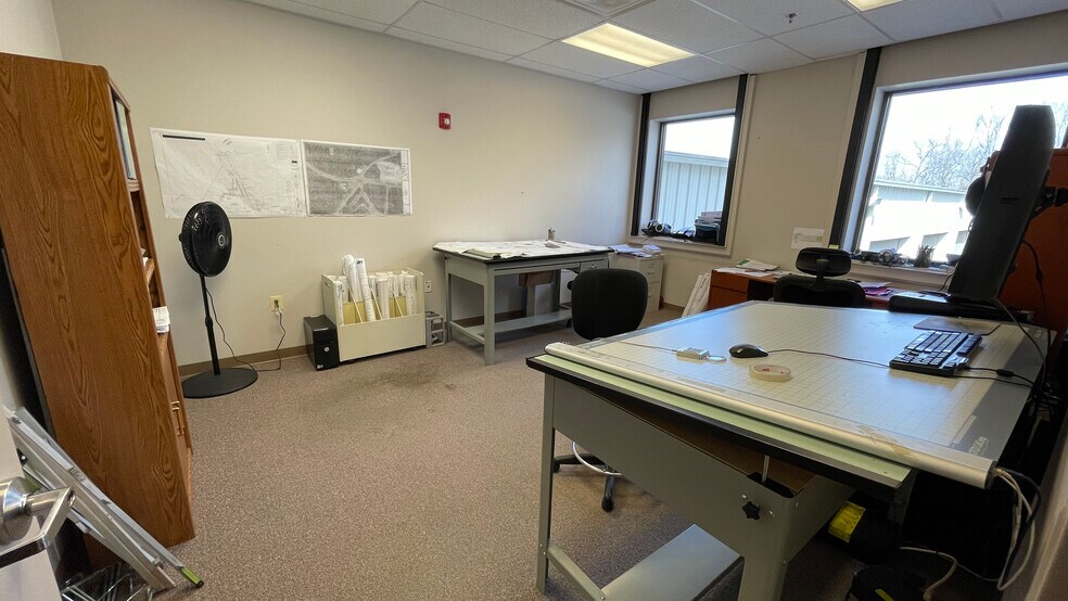 More Photos Of 6933 Colchester Park Dr, Manassas Warehouse For Lease