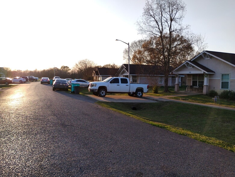 Primary Photo Of 1870 Marshall Frank Dr, Ville Platte Apartments For Sale