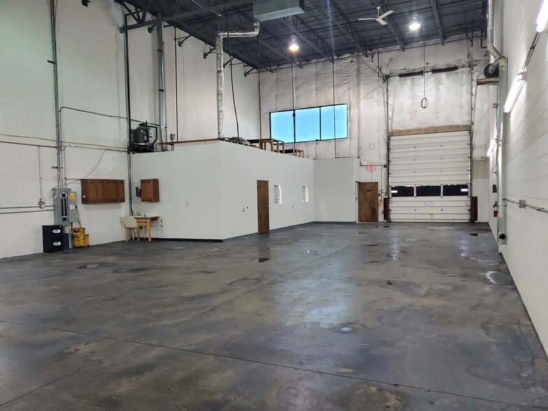 More Photos Of 11900 Livingston Rd, Manassas Warehouse For Lease