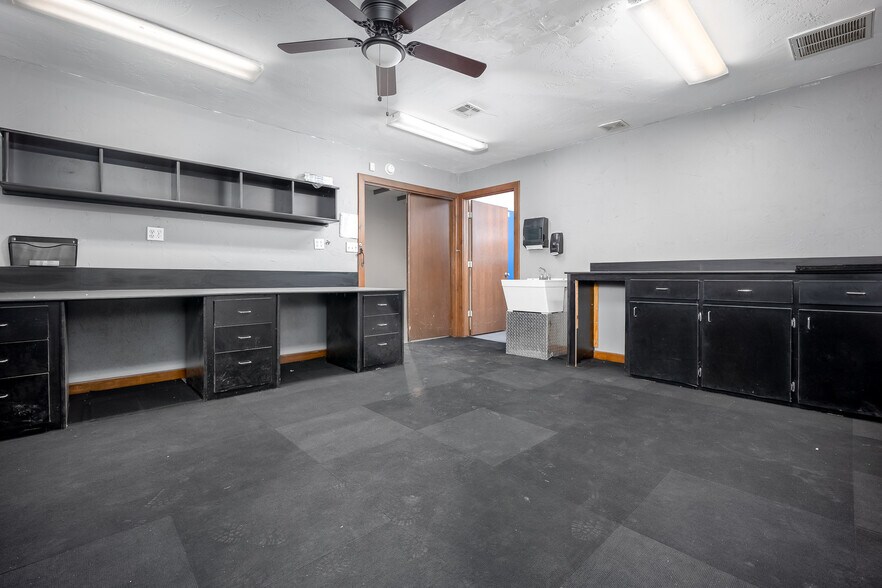 More Photos Of 2756 Broce Dr, Norman Warehouse For Lease
