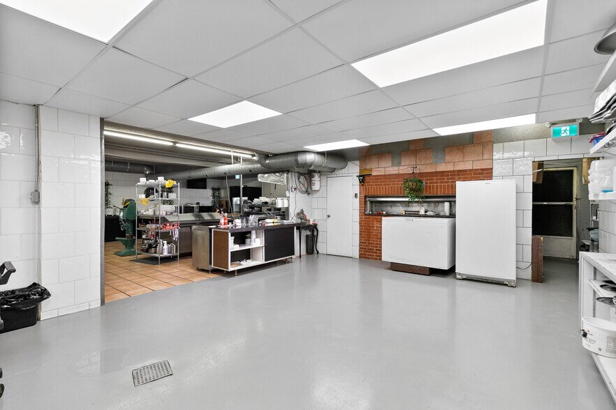 More Photos Of 839 Erie E, Windsor Restaurant For Sale
