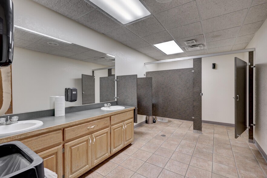 More Photos Of 2728 & 2802 N Rangeline Road, Joplin Flex For Sale