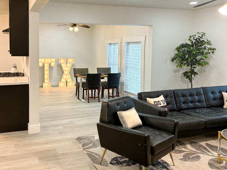 More Photos Of 400 Oak St, Bryan Office Residential For Lease