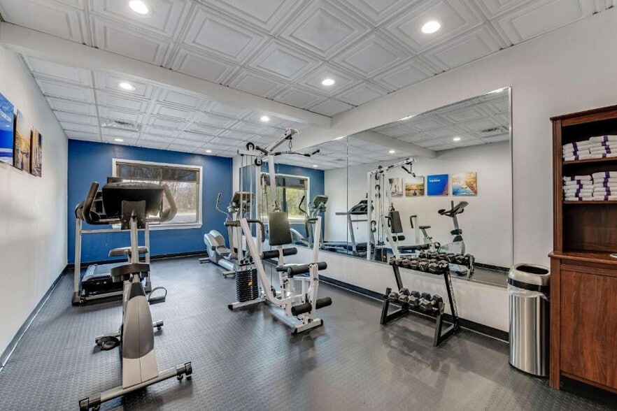 More Photos Of 895 Lake Rd, Thomasville Hotel For Sale