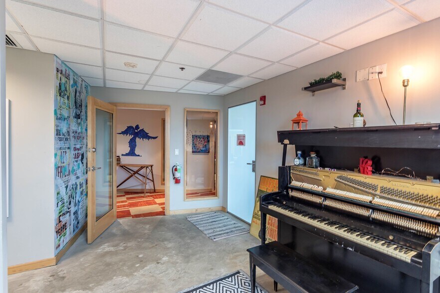 More Photos Of 5020 Biscayne Blvd, Miami Movie Radio TVStudio For Sale