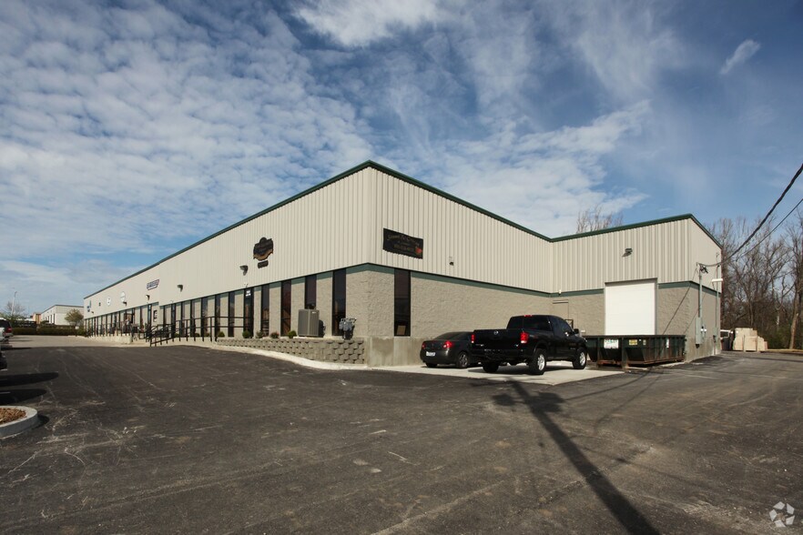 More Photos Of 1051 Floyd Dr, Lexington Flex For Lease