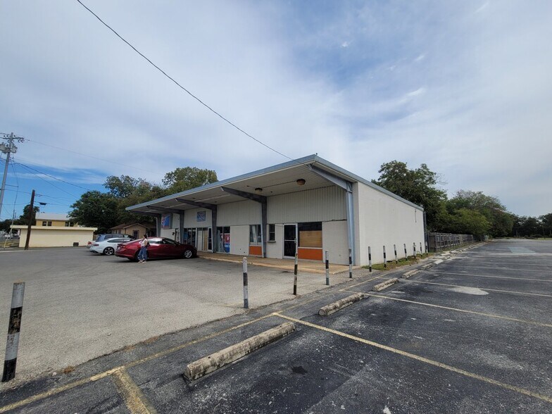 More Photos Of 1007 S Guadalupe St, Seguin Storefront For Sale
