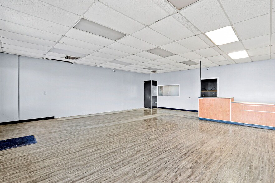 More Photos Of 9109 Dyer St, El Paso Storefront For Lease
