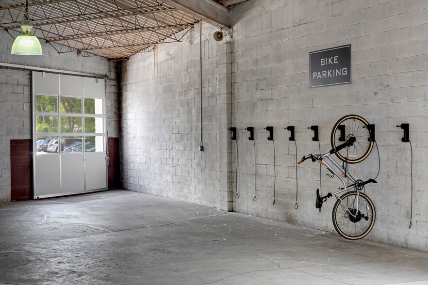 More Photos Of 1618-1620 Central Ave NE, Minneapolis Warehouse For Lease