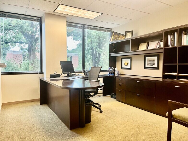 More Photos Of 619 Enterprise Dr, Oak Brook Medical For Lease