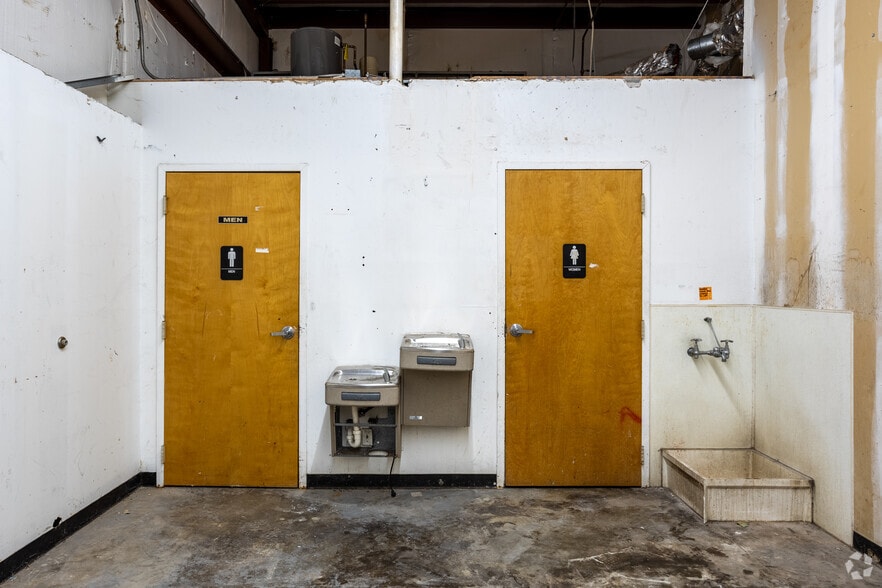 More Photos Of 4072 Glenwood Rd, Decatur Freestanding For Sale