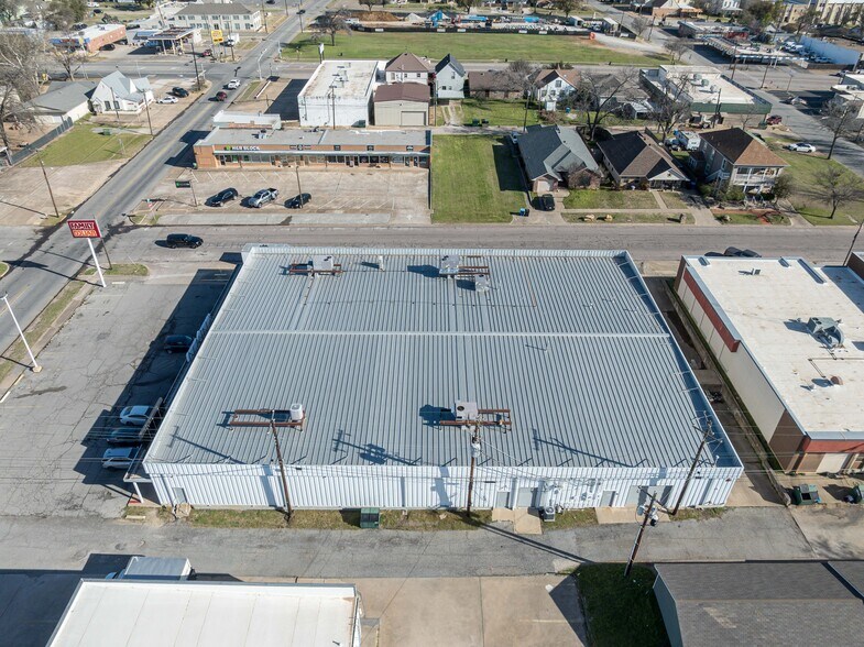 More Photos Of 200 S Armstrong Ave, Denison Storefront For Sale