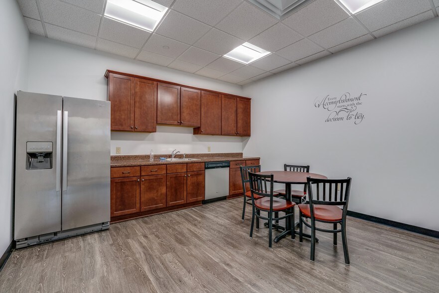 More Photos Of 8000 Brooktree Rd, Wexford Medical For Lease