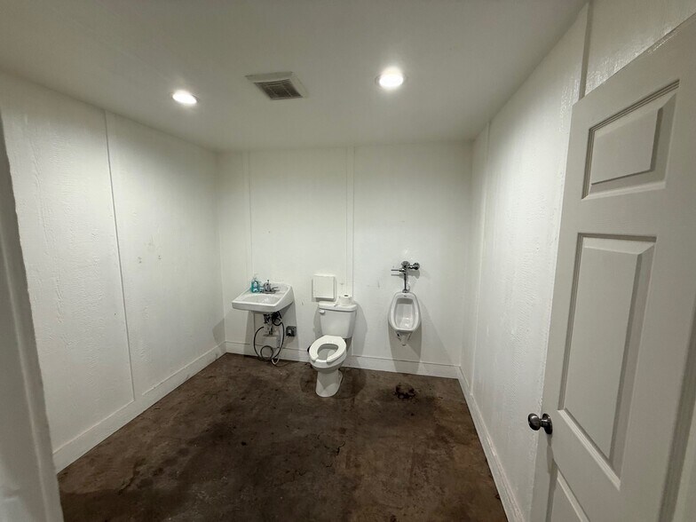 More Photos Of 519 W Dewey Ave, Sapulpa Manufacturing For Lease