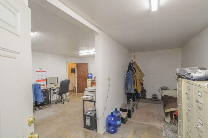 More Photos Of 1117 N Avenue T, Lubbock Warehouse For Sale