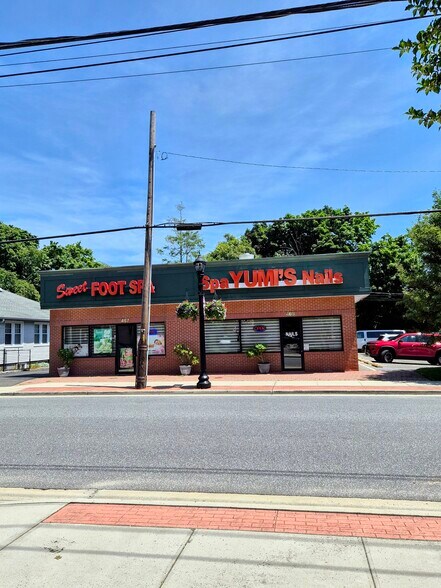 Primary Photo Of 405-407 Lake Ave, Saint James Freestanding For Sale