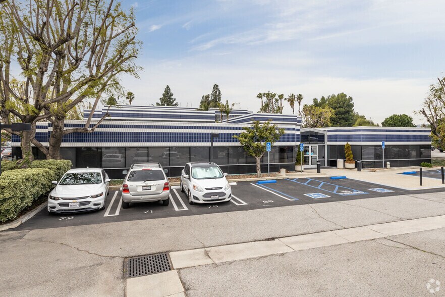 More Photos Of 16461 Sherman Way, Van Nuys Office For Lease